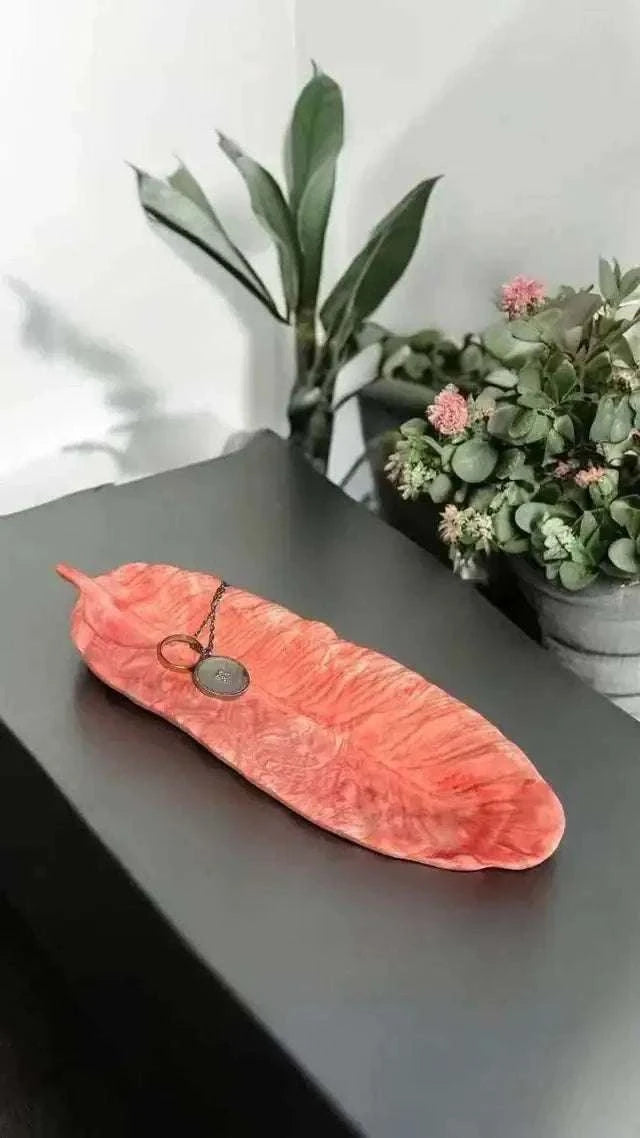 Vide-Poche Plume Rouge Clair – Fait main en Jesmonite Epoxy Kawaii