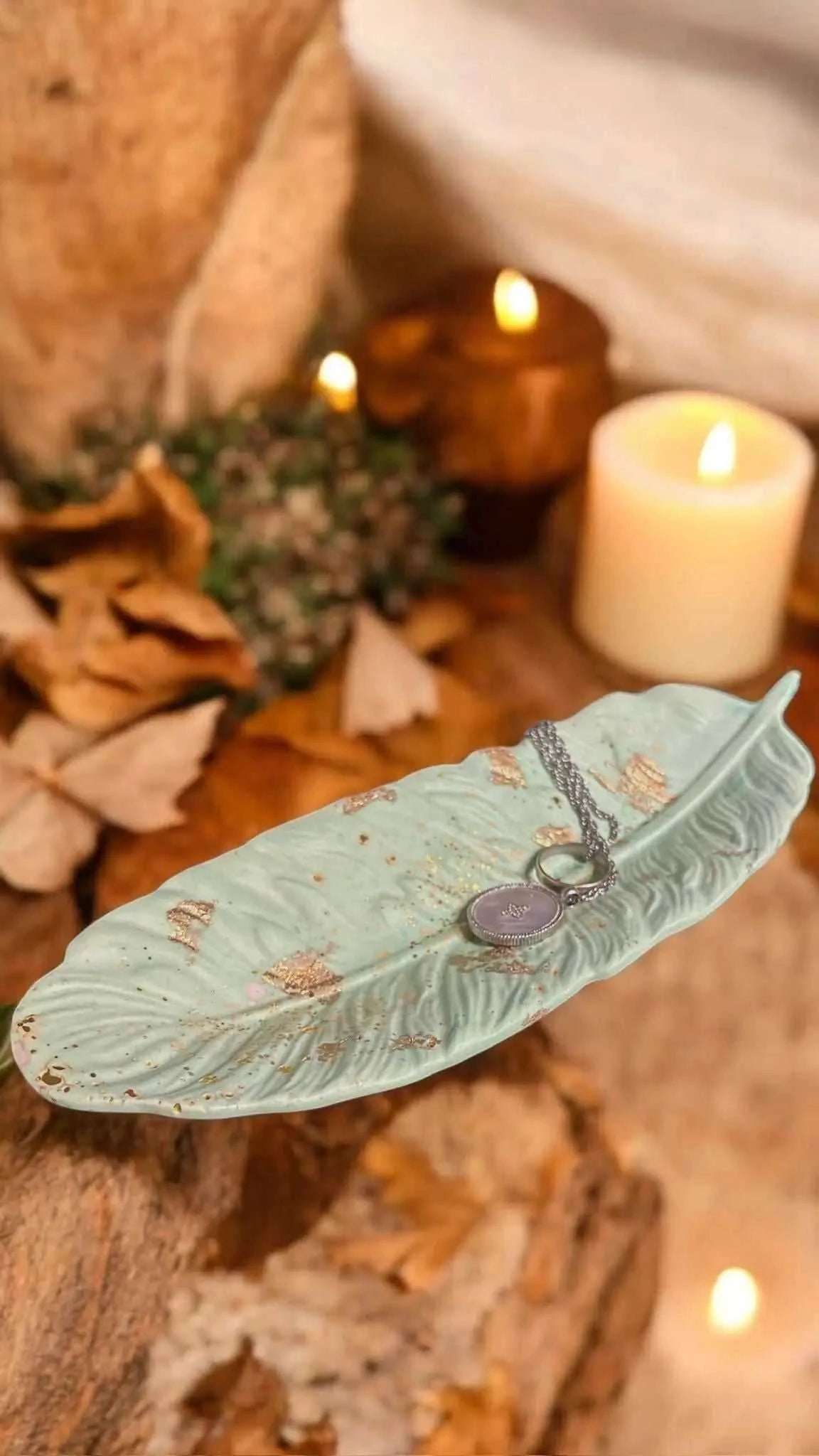 💚 Vide-Poche Plume Vert d’Eau & Feuille Dorée – Création artisanale en Jesmonite Epoxy Kawaii