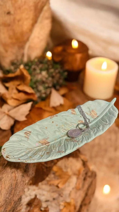 💚 Vide-Poche Plume Vert d’Eau & Feuille Dorée – Création artisanale en Jesmonite Epoxy Kawaii