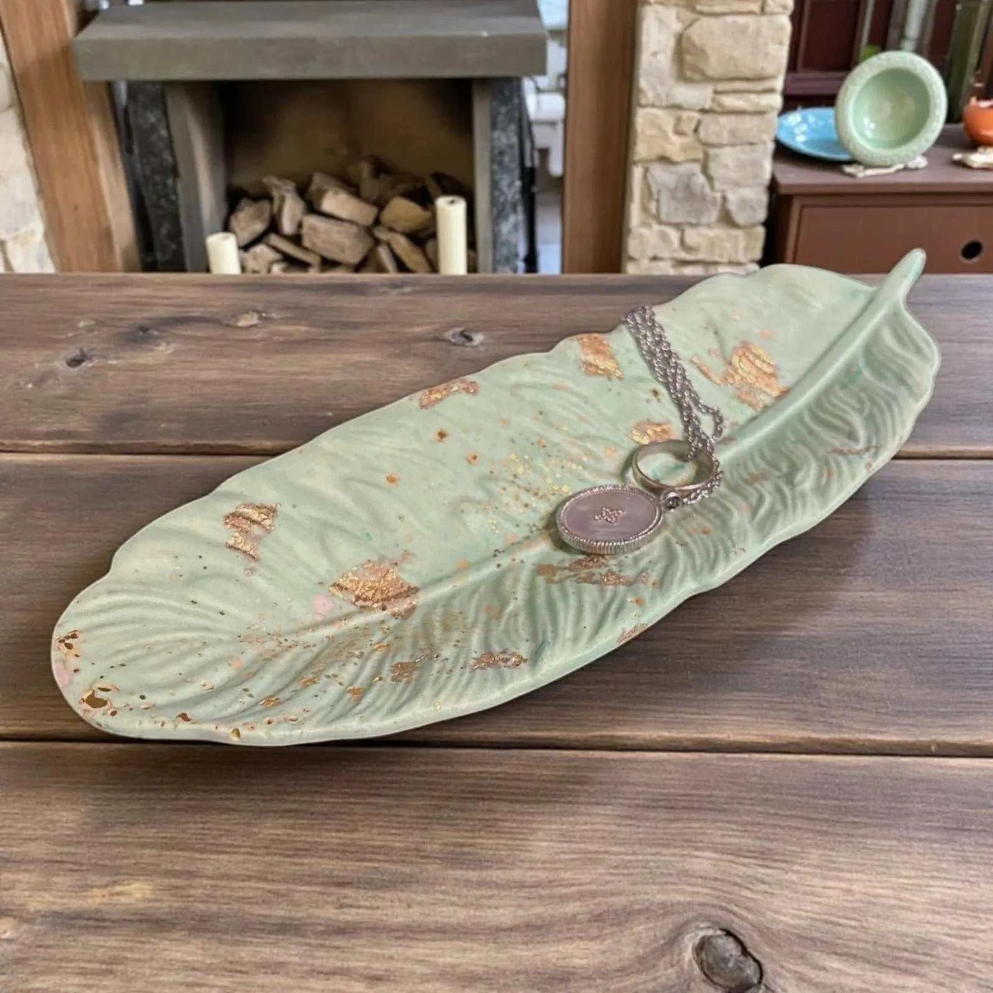 vide-poche en forme de plume vert d’eau avec feuille dorée en Jesmonite, création artisanale élégante et apaisante