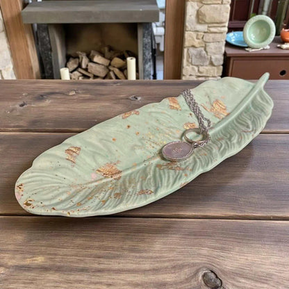 vide-poche en forme de plume vert d’eau avec feuille dorée en Jesmonite, création artisanale élégante et apaisante