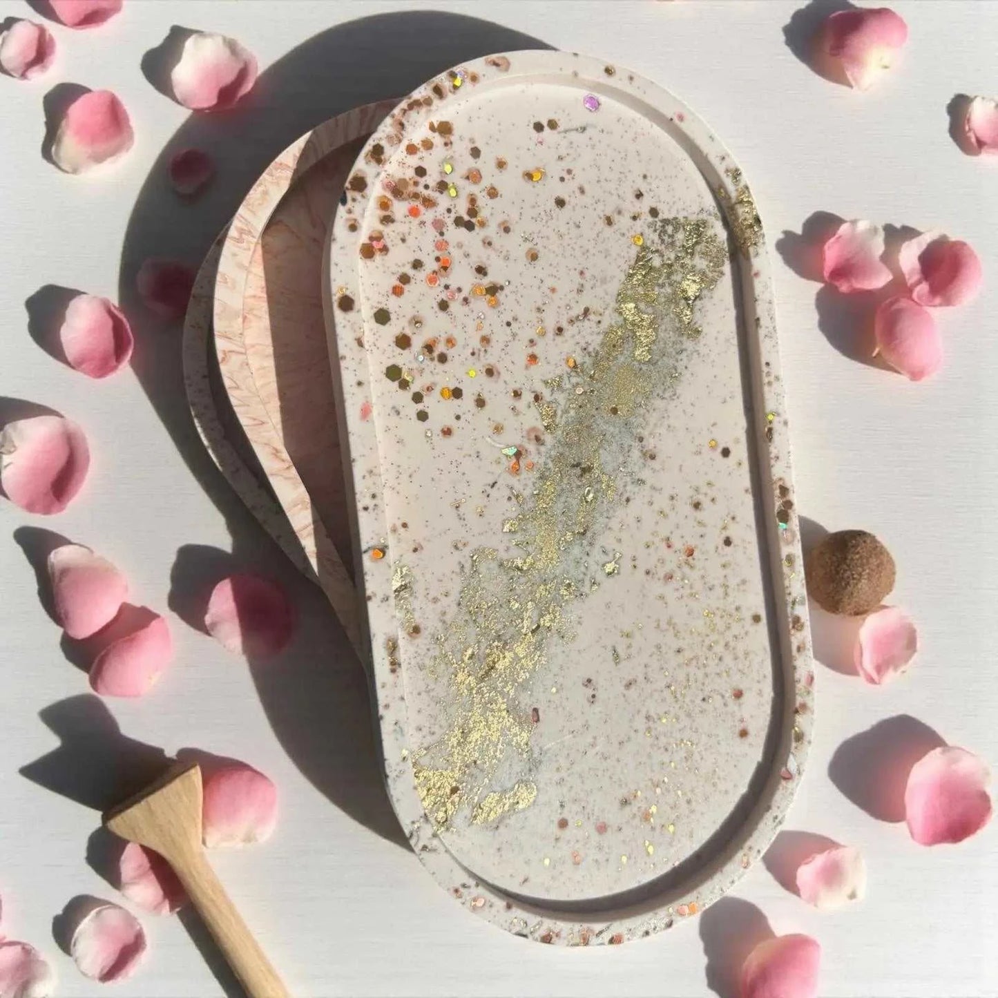 Vide-poche rectangulaire rose poudré en Jesmonite avec paillettes dorées et éclats de feuille d’or, finition satinée et artisanal.