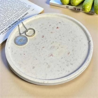 Vide-poche rond beige effet terrazzo marron artisanal en Jesmonite naturelle, finition satinée et élégante.