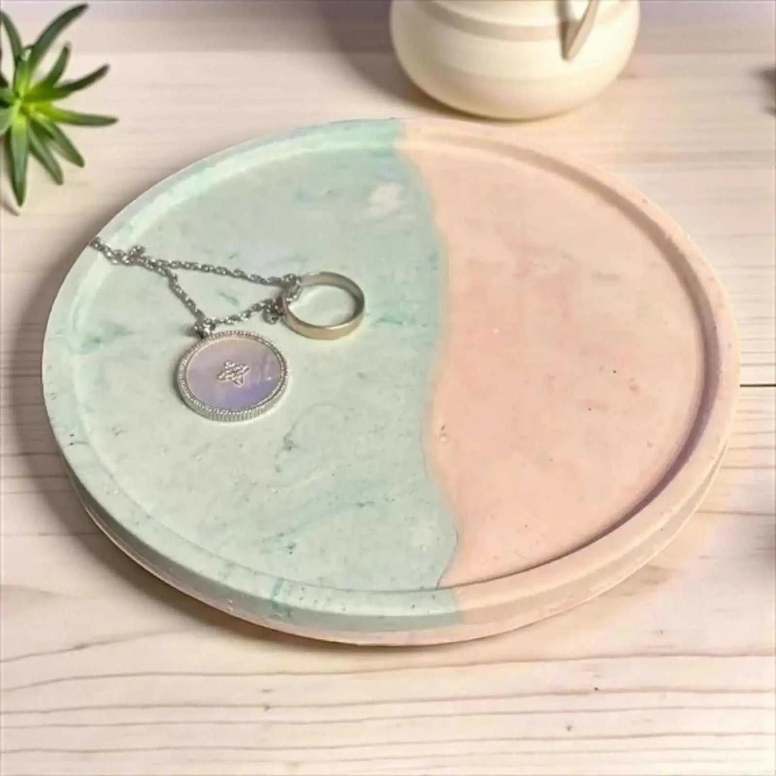 Vide-poche rond bicolore vert tendre et beige en Jesmonite fait main, design naturel et élégant.