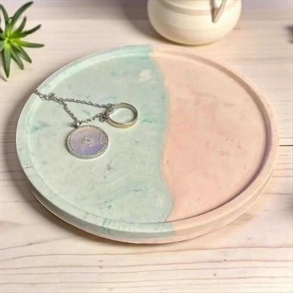 Vide-poche rond bicolore vert tendre et beige en Jesmonite fait main, design naturel et élégant.