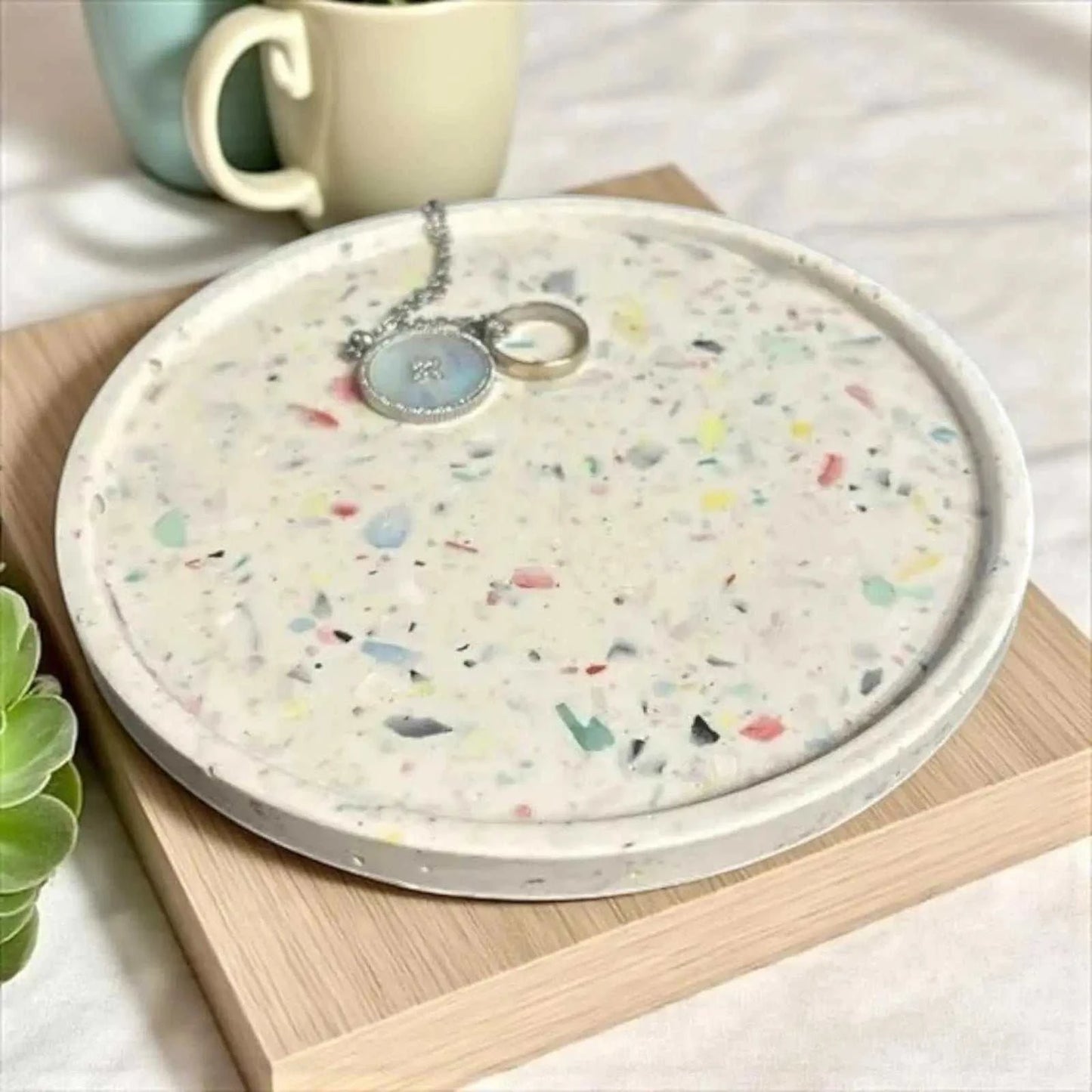 Vide-poche rond blanc effet terrazzo multicolore artisanal en Jesmonite naturelle