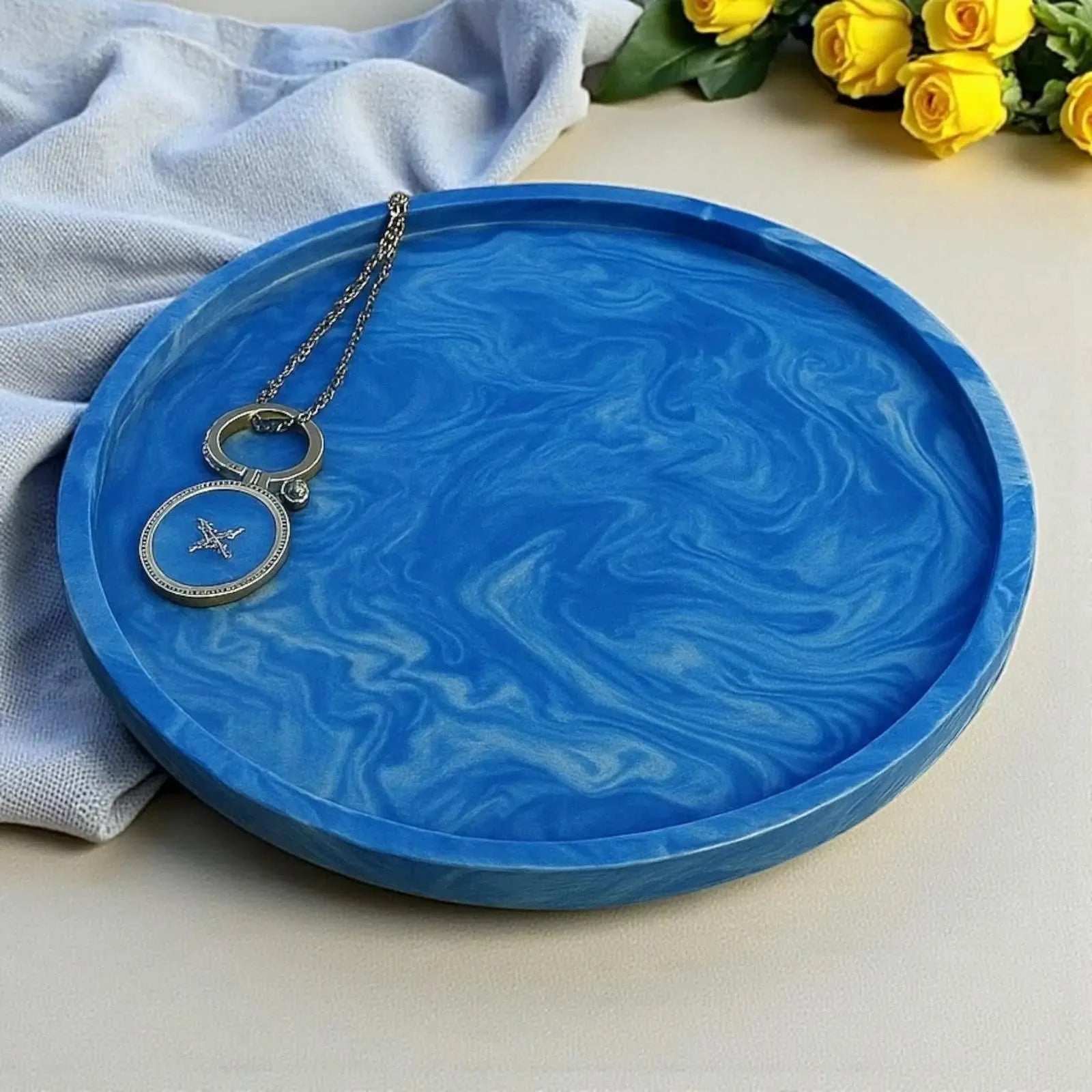 Vide-poche rond bleu foncé marbré en Jesmonite naturelle, élégant et artisanal, motif unique océanique
