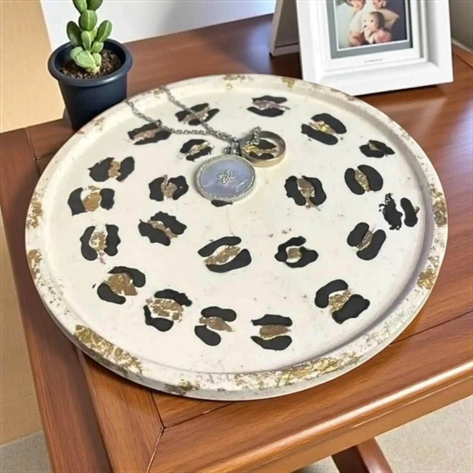 Vide-poche rond artisanal effet léopard beige et doré en Jesmonite