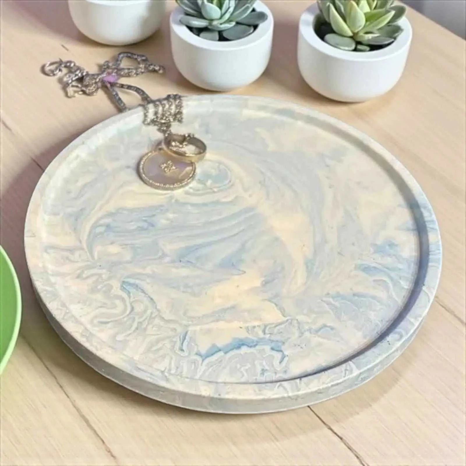 vide-poche rond marbré bleu pastel en Jesmonite, finition satinée, décoration zen et raffinée, création artisanale française