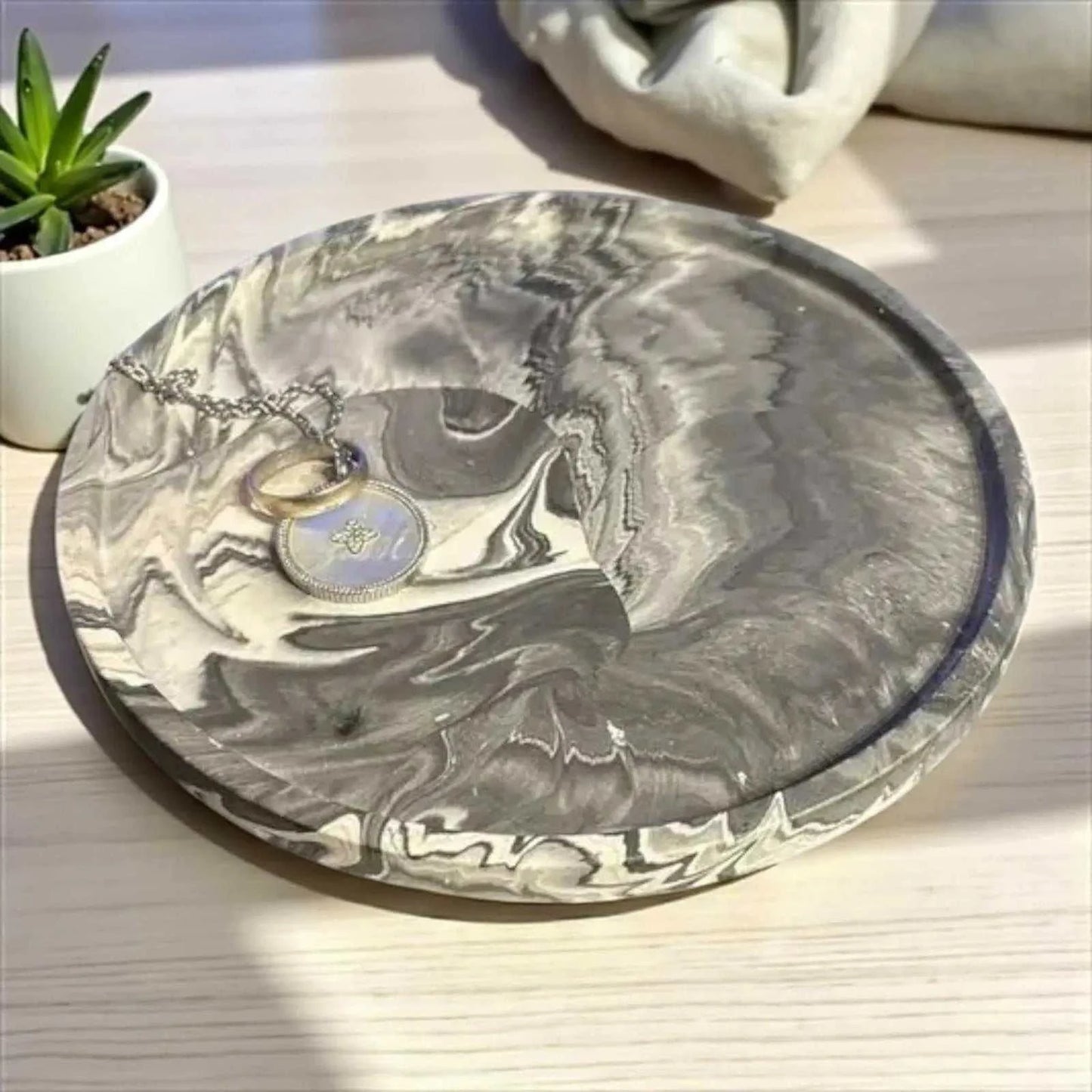 Vide-poche rond effet marbré noir blanc gris en Jesmonite naturelle, design élégant minimaliste.