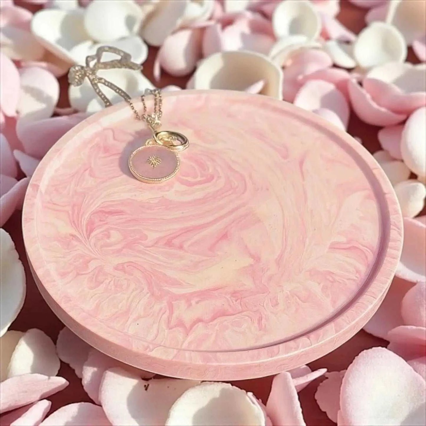 Vide-poche rond marbré rose poudré en Jesmonite, élégant et artisanal, finition satinée