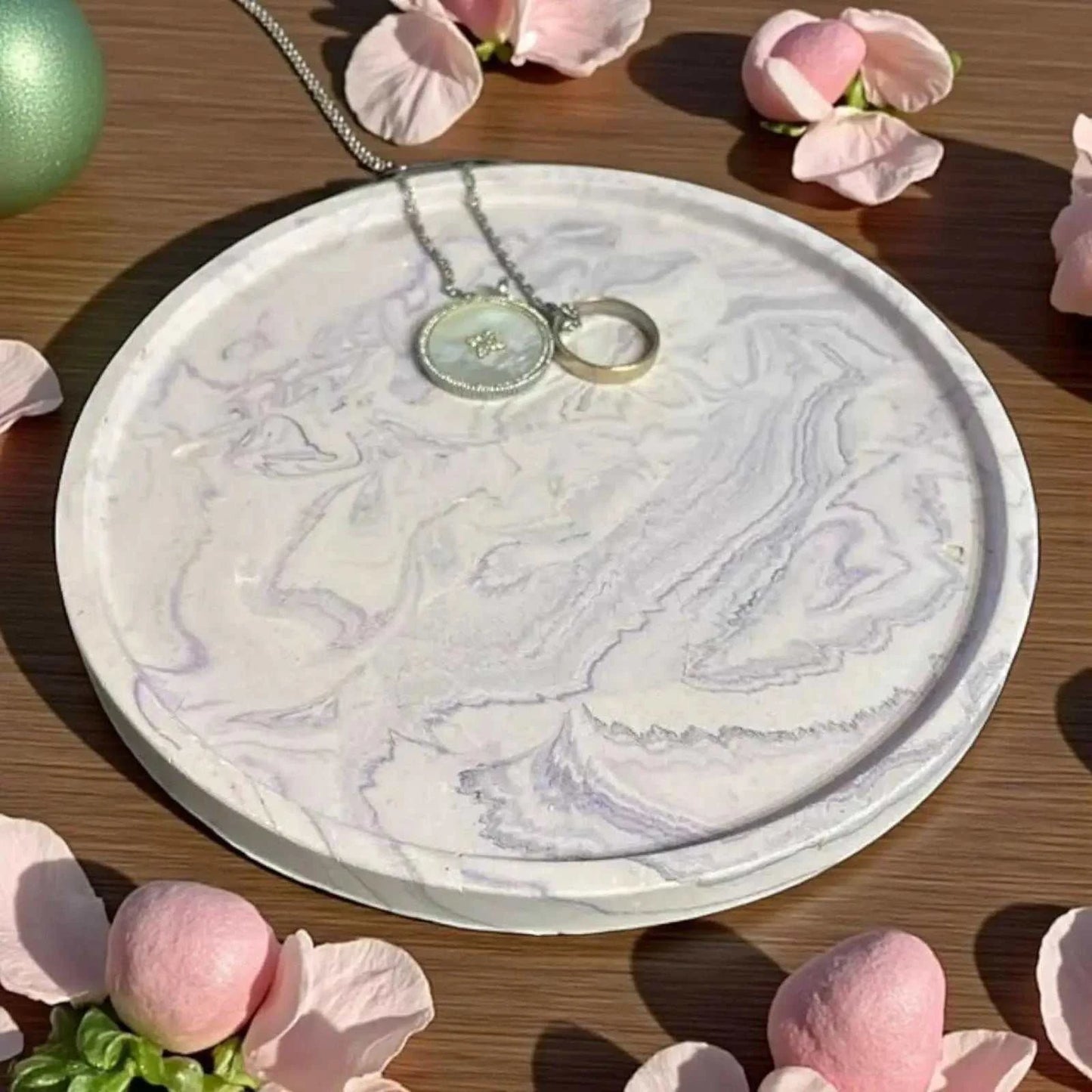 Vide-poche rond marbré violet clair en Jesmonite artisanale, finition satinée, décor zen et élégant