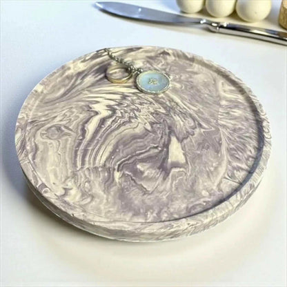 vide-poche rond marbré violet foncé et blanc en Jesmonite, création artisanale élégante et écologique