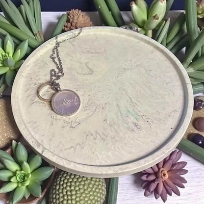 Vide-poche rond vert clair et noir en Jesmonite naturelle, finition satinée effet marbré, création artisanale française.