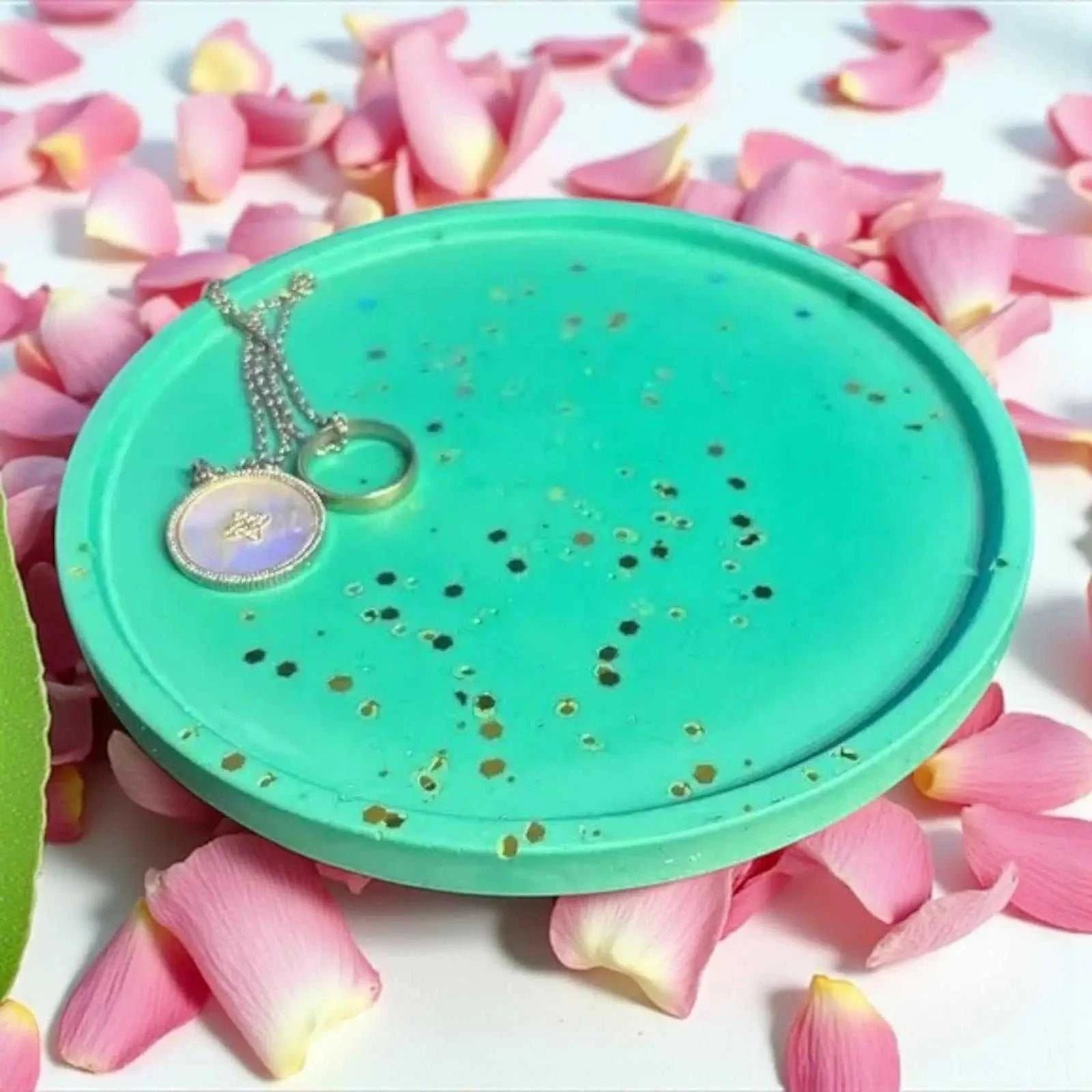 Vide-poche rond vert vif artisanal avec paillettes dorées en Jesmonite naturelle