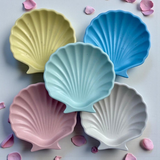 Choisis ta couleur, ton effet et ta finition pour créer ton vide-poche coquillage unique en Jesmonite. Fait main, écoresponsable et 100 % personnalisé 🐚💖