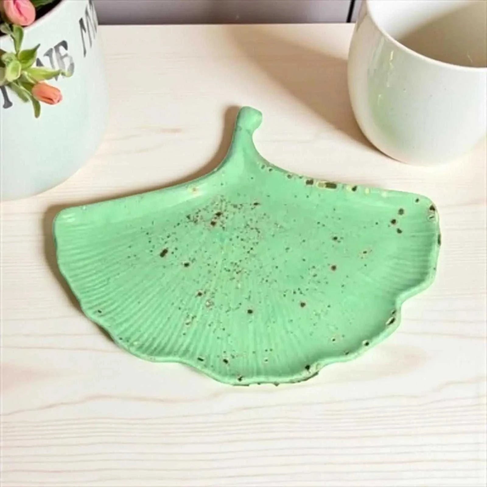 Vide-poches feuille de Ginkgo vert pastel avec paillettes dorées en Jesmonite naturelle artisanale